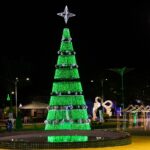 Na decoração natalina de 2023, a Prefeitura de Sátiro Dias surpreendeu trazendo uma das mais belas decorações de toda a região Litoral Norte e Agreste Baiano.